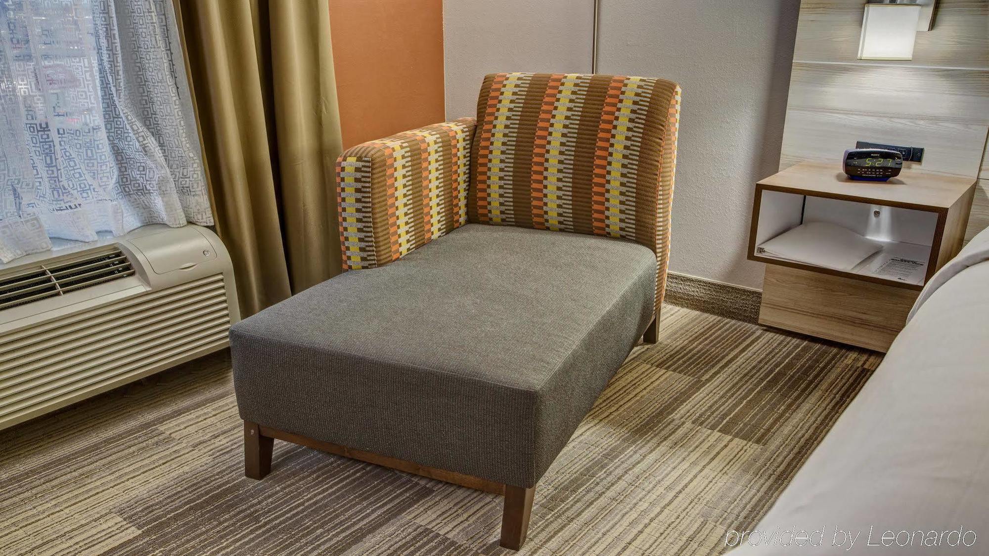 Holiday Inn Express Hotel & Suites London By Ihg Exteriör bild